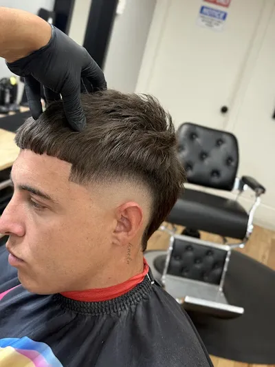 Antony Barber (scissors,fade,trimmer)