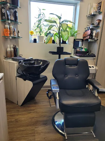 Mia's Hair Studio18/Barbershop