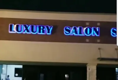 Reggie's Cutz Luxury Salon Suite Barber shop call for bookings