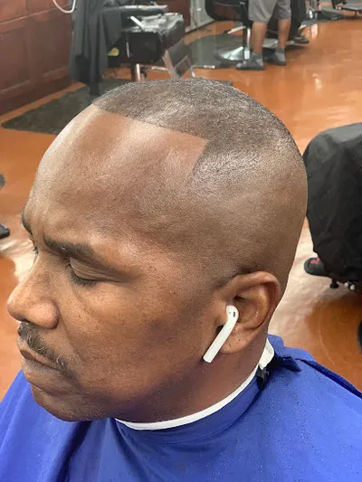 Dee's Famous Cuts Barber shop
