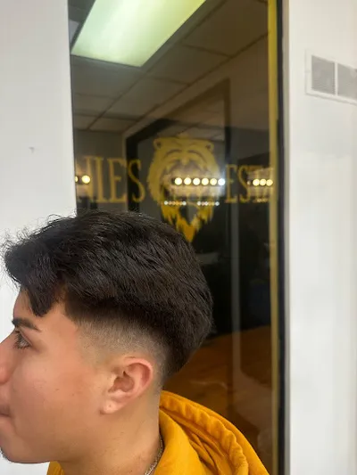 Everett’s Multicultural Barbershop