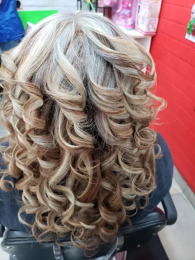 D' Casas Barber And Beauty Salon