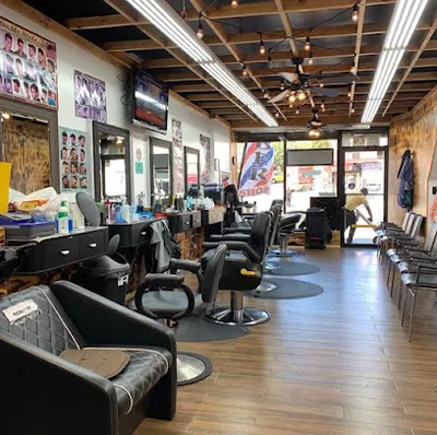 New Moon Barber Shop Unisex