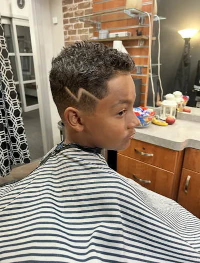 MCKNUCKLES ꓘREATIONS BARBERSHOP @ Sola Salon Studios SouthGlenn
