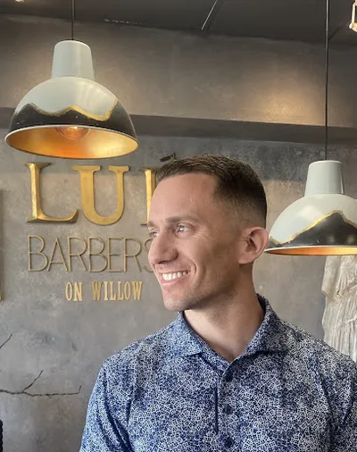 LUI’S Barber Shop On Willow