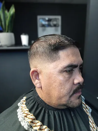 FRED'S BARBER LOUNGE