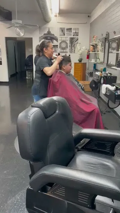 Reyna's Salon y Barber