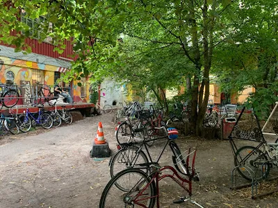 Bicycle self-help workshop in Regenbogenfabrik