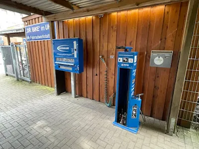 Fahrrad Luft- und Reparaturstation mit Schlauchautomat